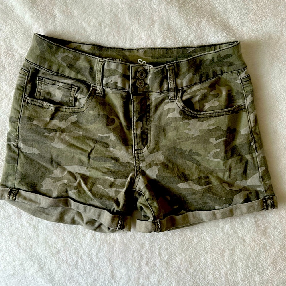 SO Favorite MIDI size 11- camo, short shorts.